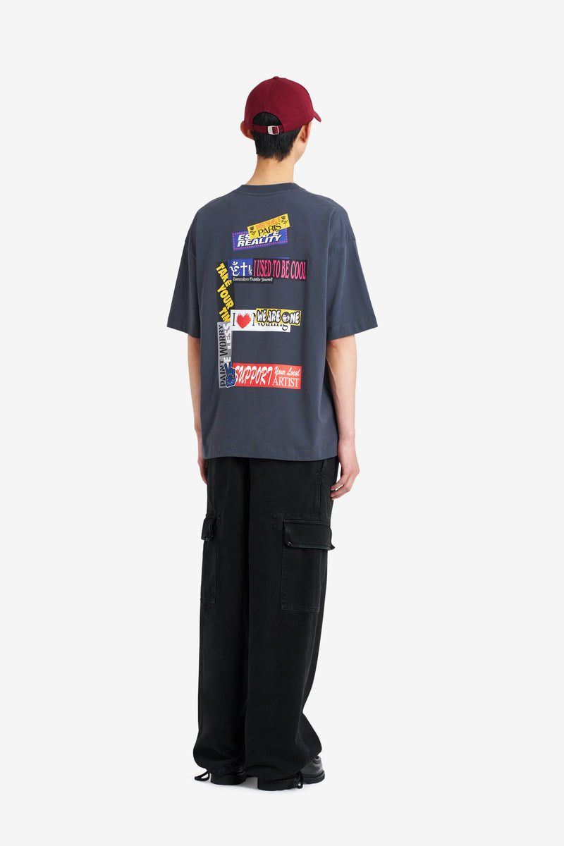 ETUDES STUDIO RELAX TEE SHIRT STICKERS DK GREY 5 ETUDES STUDIO RELAX TEE SHIRT STICKERS DK GREY 5